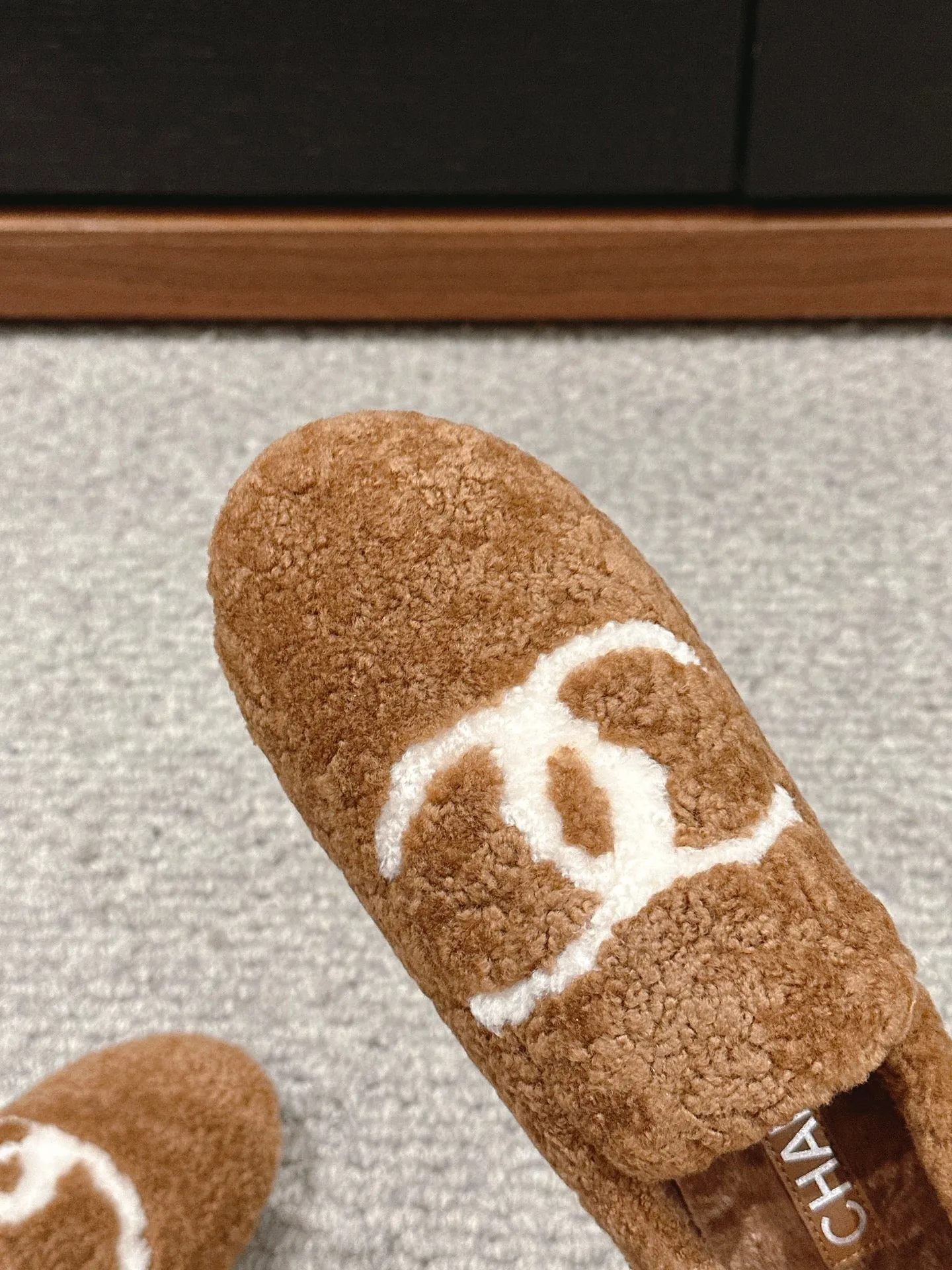 CC LOAFERS IN CINNAMON BROWN FLEECE WITH WHITE LOGO